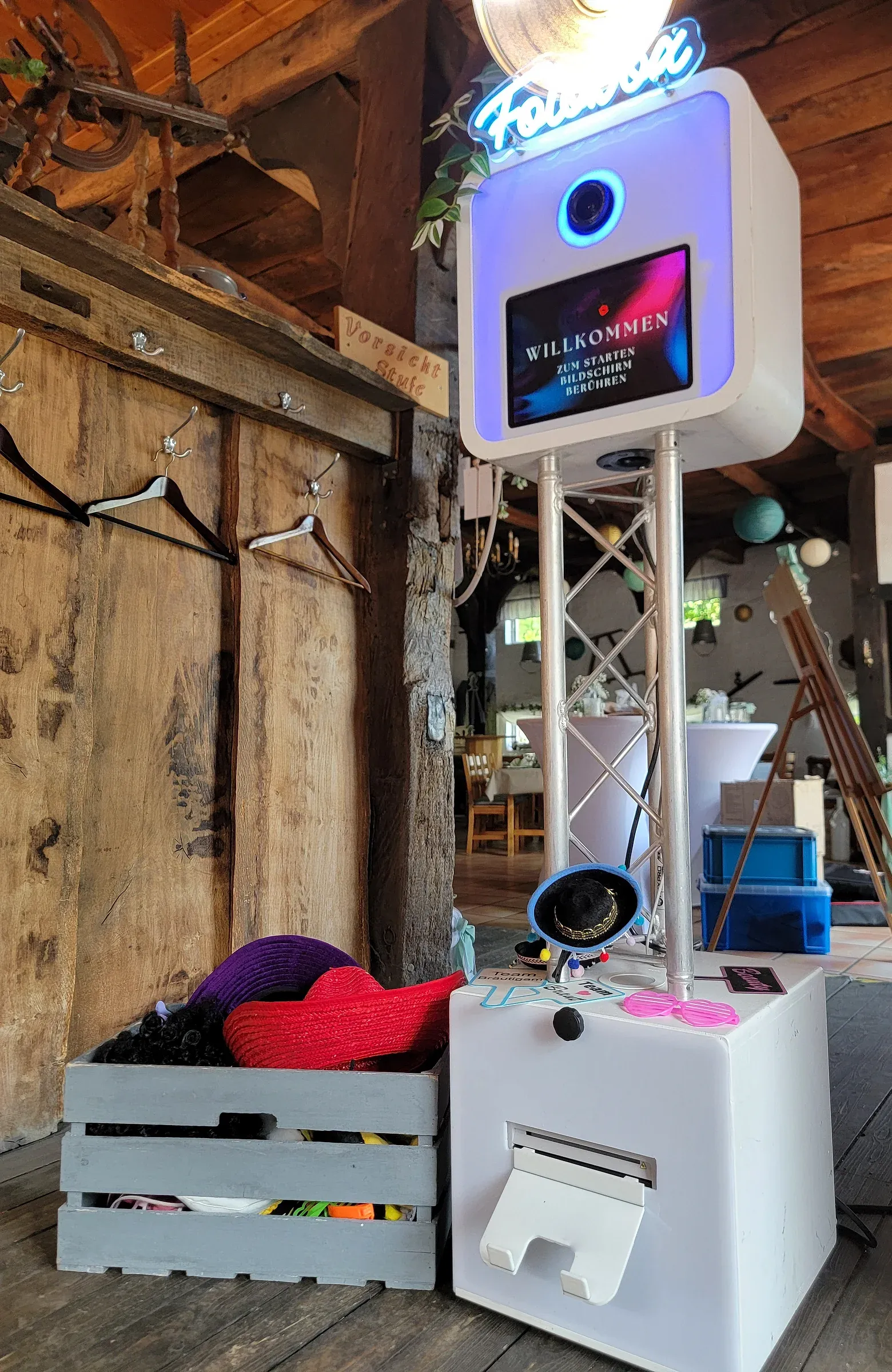 Hochzeit in der Scheune: Fotobox mieten Bielefeld inklusive Requisiten, Hüten und Fotodrucker