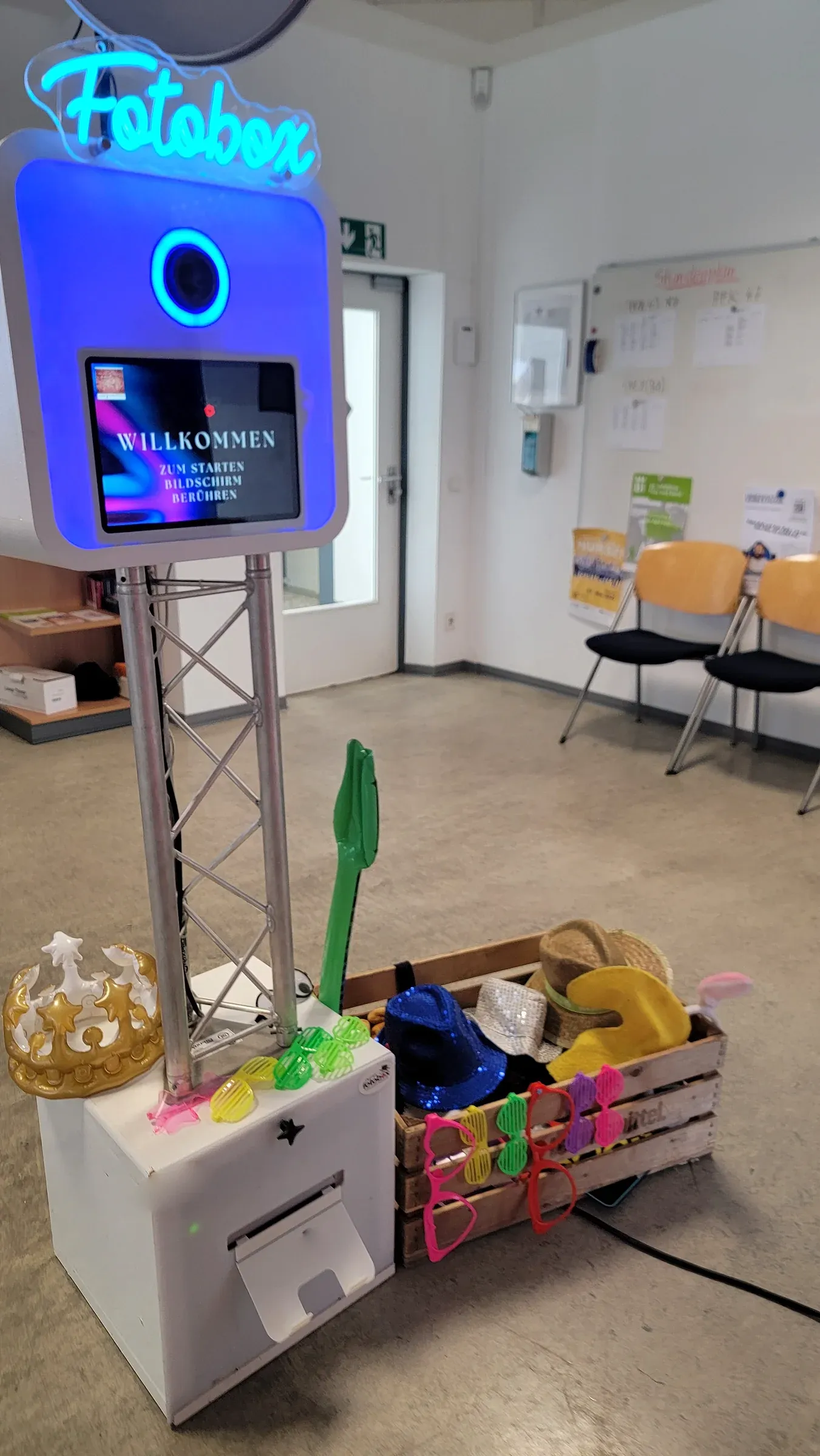 Fotobox mieten Bielefeld für Firmenfeier und Schulfest – Fotobox mit Willkommensbildschirm und Requisiten